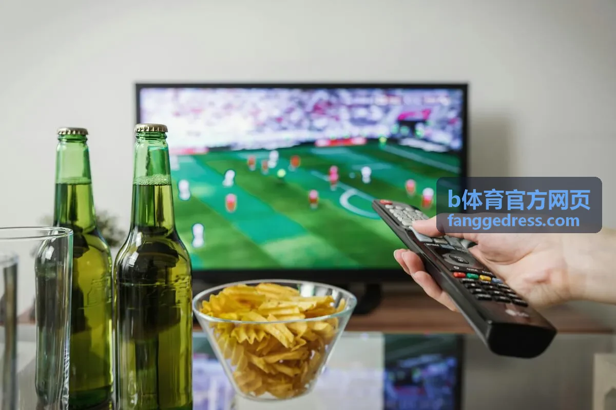 户外晨跑运动穿搭中的防风外套与跑步短裤组合