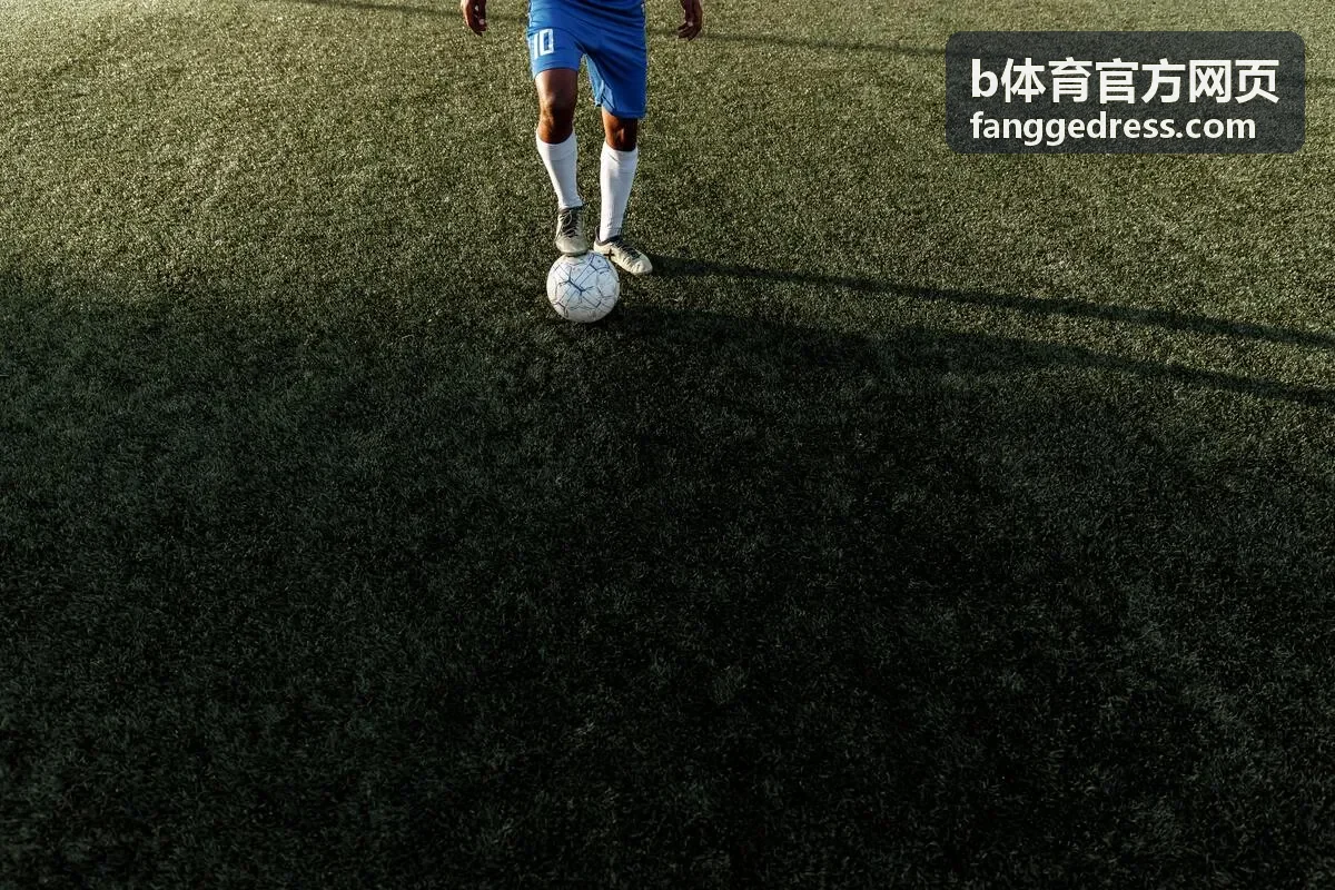 通勤场景中运动外套、直筒裤与轻量跑鞋的混搭组合